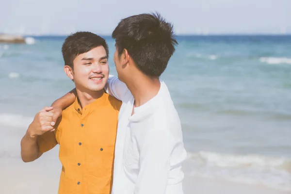 Homossexual retrato jovem asiático casal pé abraço juntos no — Fotografia de Stock