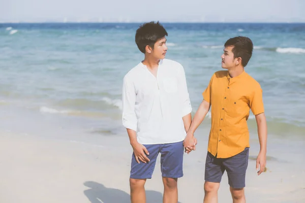 Portrait homosexuel jeune asiatique couple debout ensemble sur beac — Photo