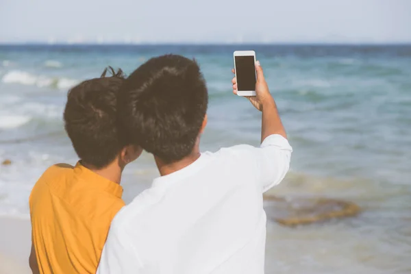 Arka plan eşcinsel portresi. Gülümseyen genç çift. Selfie çekiyorlar. — Stok fotoğraf