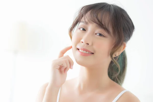 Retrato de hermosa joven mujer asiática sonrisa mientras se despierta sanar — Foto de Stock