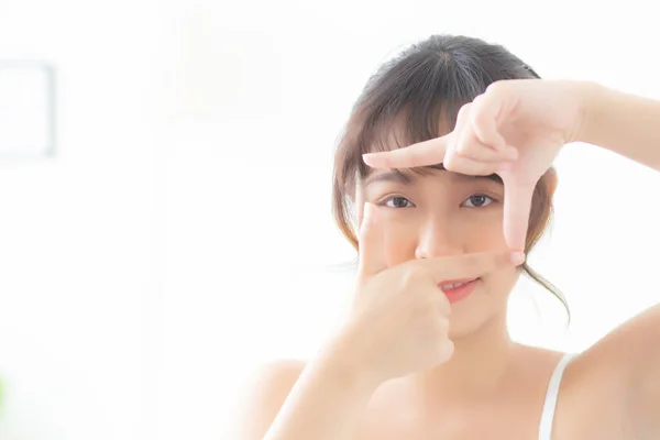 Bonita jovem asiático mulher olho pele cuidado e gesto quadro com — Fotografia de Stock