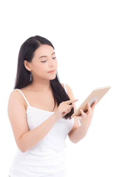 Portret Asian młody kobieta stojący dotknąć pusty ekran tabletka — Zdjęcie stockowe
