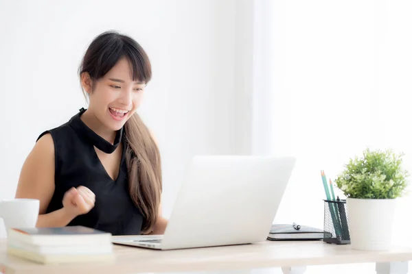 Retrato bonito asiático jovem mulher sorriso trabalhando online laptop — Fotografia de Stock