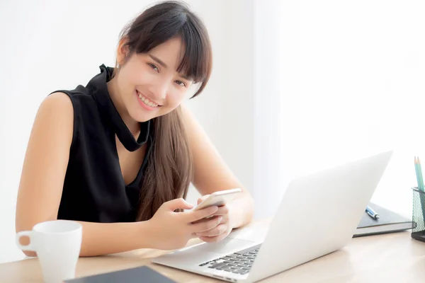 Mooie jonge aziatische vrouw werken laptop computer online naar in — Stockfoto