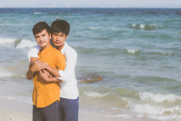 同性愛者の肖像若いですアジアのカップル立って抱擁オン — ストック写真