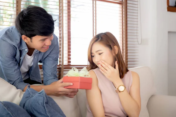 Joven asiático pareja celebrar cumpleaños juntos asia hombre dando — Foto de Stock