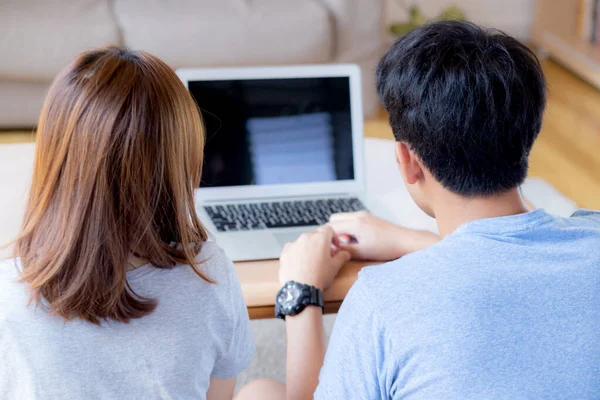 Voltar vista de jovem asiático casal trabalhando laptop com tela em branco — Fotografia de Stock