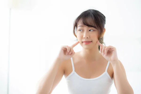 Retrato hermosa mujer asiática maquillaje de cosméticos, chica mano tou —  Fotos de Stock