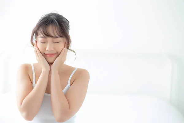Porträtt av vackra unga asiatiska kvinna leende medan vakna läka — Stockfoto