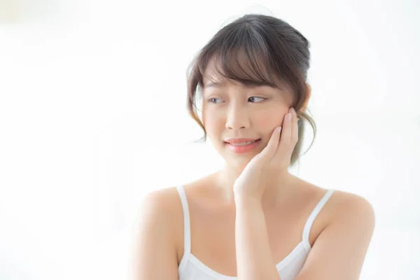 Retrato de hermosa joven mujer asiática sonrisa mientras se despierta sanar — Foto de Stock