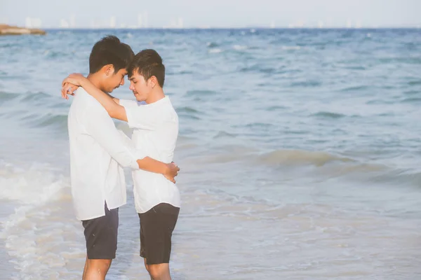 Homossexual retrato jovem asiático casal pé abraço juntos no — Fotografia de Stock