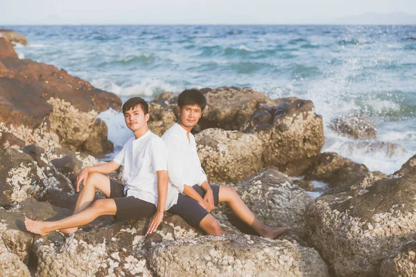 Homosexuella porträtt unga asiatiska par sitter kram tillsammans på r — Stockfoto