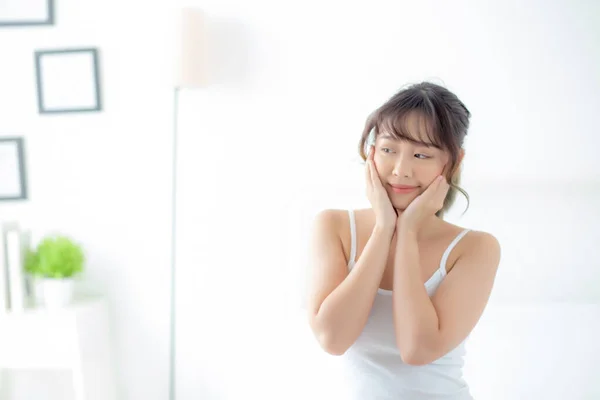 Portrait de belle jeune femme asiatique sourire pendant le réveil guérir — Photo