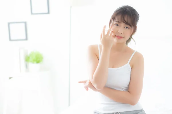 Портрет красивой молодой азиатки улыбается здоровой и здоровой — стоковое фото
