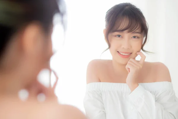 Beau visage jeune asiatique femme avec heureux sourire et regarder — Photo