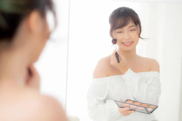 Beleza retrato jovem asiático mulher sorrindo com rosto olhando mirr — Fotografia de Stock