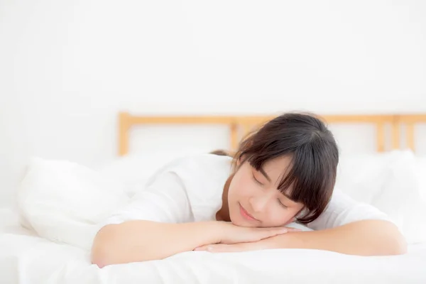 Bela ásia jovem mulher cansado dormir deitado no cama comforta — Fotografia de Stock