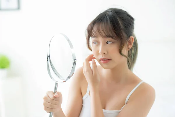 Beautiful face young asian woman with happy smiling and looking — Stock Photo, Image