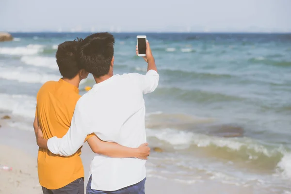 Volver ver gay retrato joven pareja sonriendo tomando un selfie fot — Foto de Stock