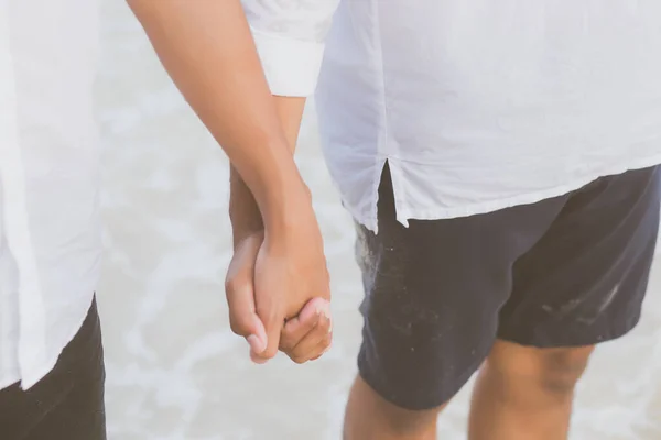 Closeup asiático gay casal segurando as mãos juntos na praia sagacidade — Fotografia de Stock