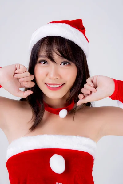 Vackra porträtt ung asiatisk kvinna Santa kostym bära hatt smil — Stockfoto