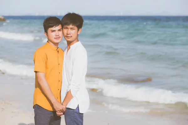 Ομοφυλόφιλο πορτραίτο νεαρό ζευγάρι Ασιατών που στέκεται μαζί στο ράμφος — Φωτογραφία Αρχείου