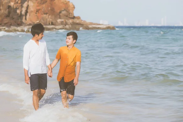 Homossexual retrato jovem asiático casal andando com alegre tog — Fotografia de Stock