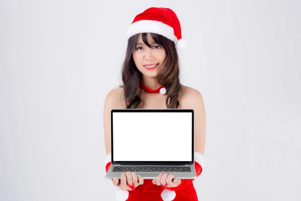 Piękny młody Azji kobieta w Santa prezentuje laptop komputer — Zdjęcie stockowe