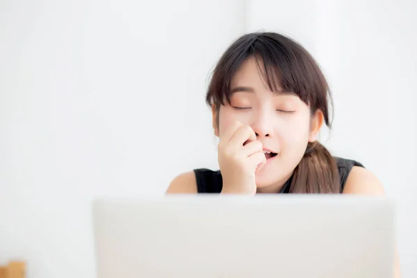 Piękny młody freelance Asian kobieta pracuje znudzony i zmęczony — Zdjęcie stockowe