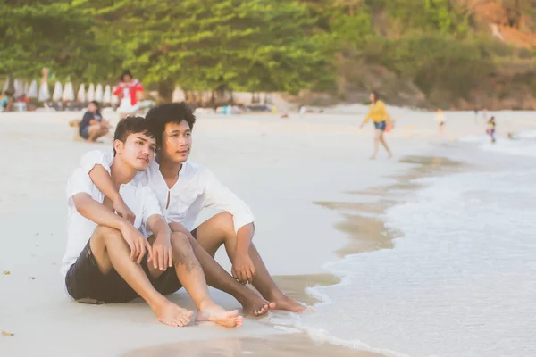 Homoseksüel portre. Genç Asyalı çift B 'de oturup sarılıyor. — Stok fotoğraf