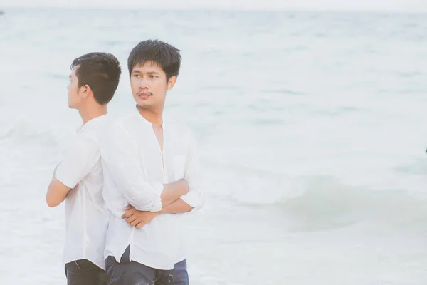 同性肖像年轻的亚洲夫妇站在海滩上的问题 — 图库照片