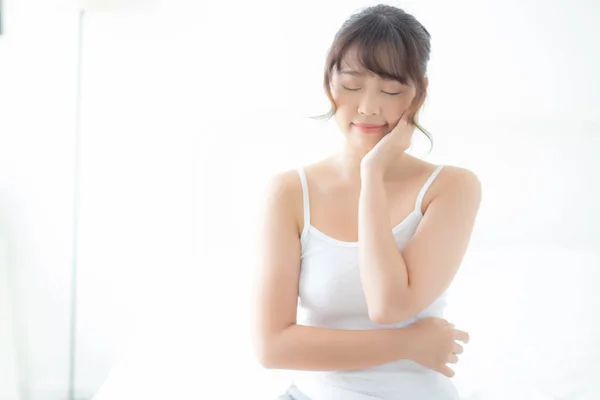 Retrato de hermosa joven mujer asiática sonrisa mientras se despierta sanar —  Fotos de Stock