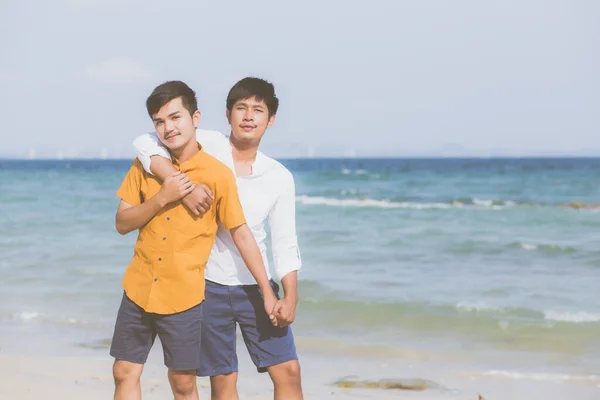 男同性恋肖像年轻的亚洲夫妇站在一起拥抱 — 图库照片