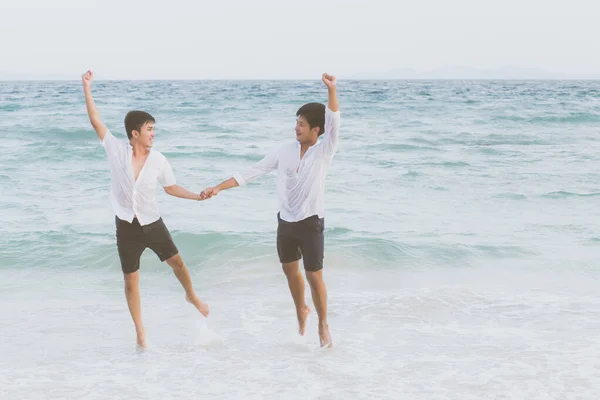 Homosexual retrato joven asiático pareja corriendo y saltar con che — Foto de Stock