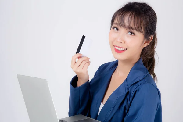 Vacker ung asiatisk affärskvinna glad innehav kreditkort en — Stockfoto