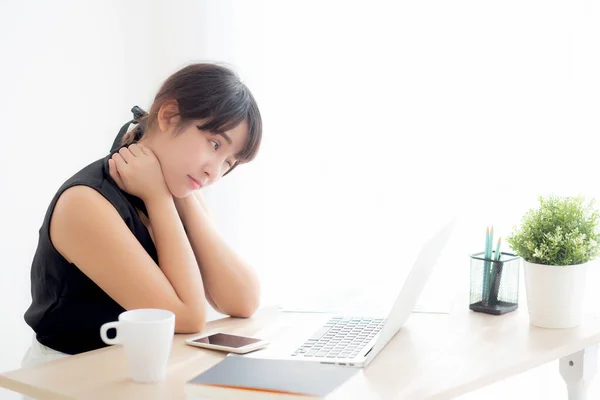 Zakenvrouw overwerk op laptop computer en nekpijn met at — Stockfoto