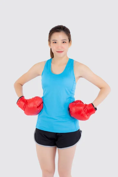 赤いボクシンググローブを着た美しい肖像画若いアジアの女性w — ストック写真
