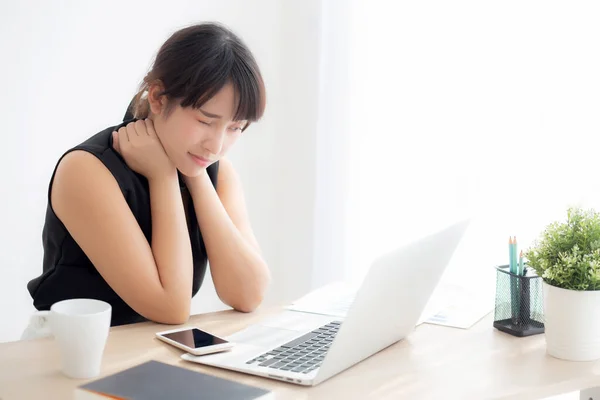 Zakenvrouw overwerk op laptop computer en nekpijn met at — Stockfoto