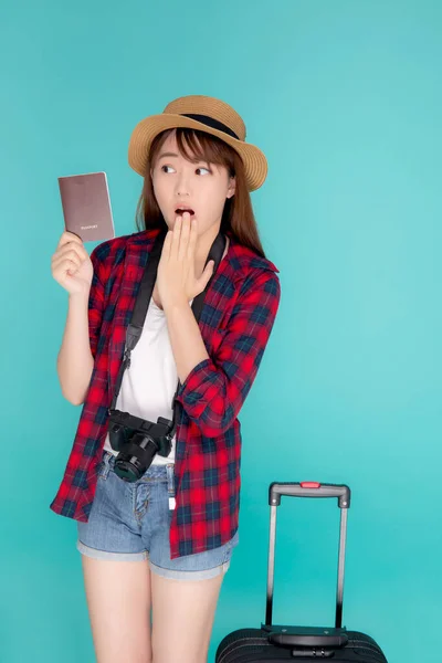 Vacker ung asiatisk kvinna gest överraskning och resa sommar t — Stockfoto