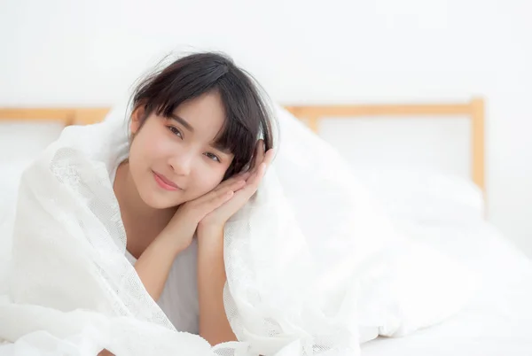 Frumos portret tineri asiatice femeie minciună și zâmbet în timp ce trezi — Fotografie, imagine de stoc