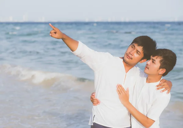 Ομοφυλόφιλο πορτρέτο νεαρό ασιατικό ζευγάρι στέκεται δείχνοντας κάτι — Φωτογραφία Αρχείου