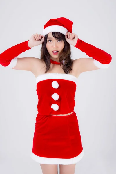 Güzel bir portre genç Asyalı kadın Noel Baba kostümü giyiyor. — Stok fotoğraf