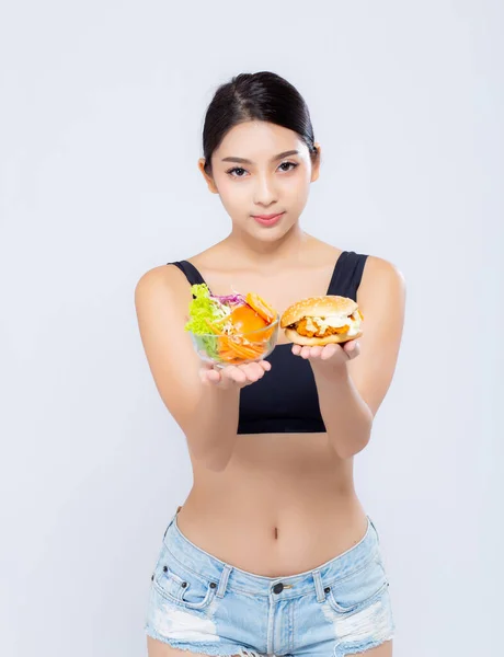 Krásná mladá asijská žena štíhlá se stravou a vybírá si čerstvý — Stock fotografie