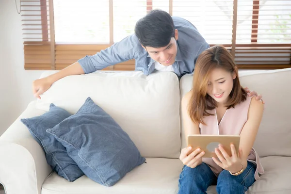 Asiático jovem casal relaxar olhando tablet entretenimento na interne — Fotografia de Stock