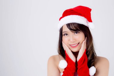 Güzel bir portre genç Asyalı kadın Noel Baba kostümü giyiyor.