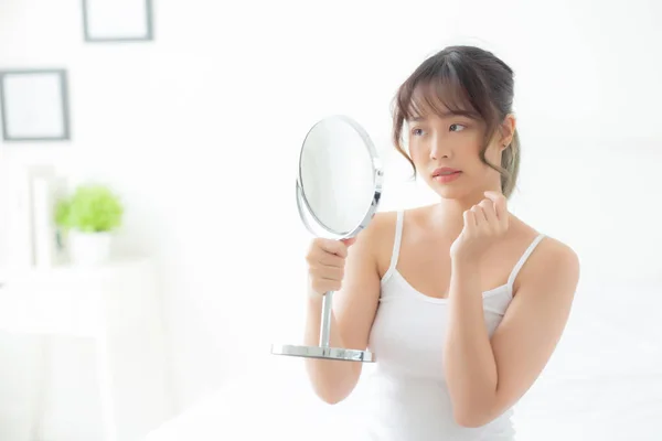 Bella giovane donna asiatica guardando lo specchio con problema di acne — Foto Stock