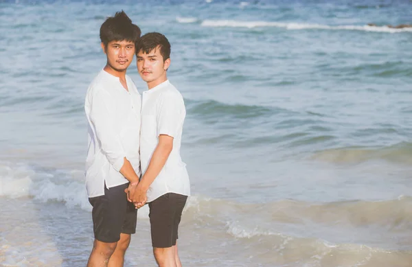 Homosexuella porträtt unga asiatiska par står tillsammans på stranden — Stockfoto