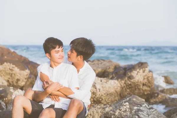 Homossexual retrato jovem asiático casal sentado abraço juntos no r — Fotografia de Stock