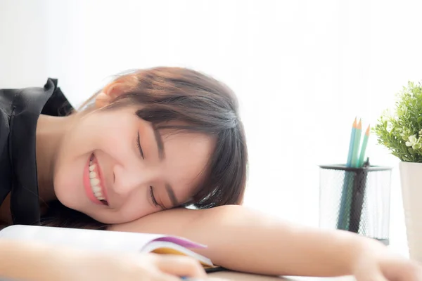 Vackra porträtt ung asiatisk kvinna leende och glad skriva lea — Stockfoto