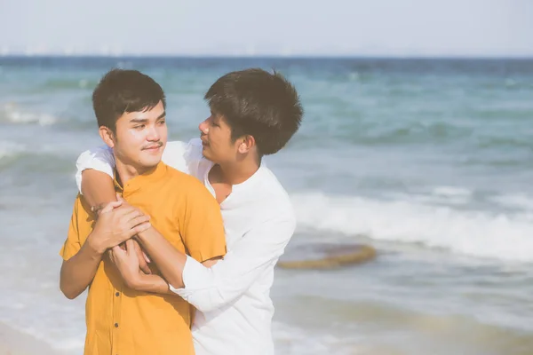 Ομοφυλόφιλο πορτρέτο νεαρό ασιατικό ζευγάρι στέκεται αγκαλιά για — Φωτογραφία Αρχείου
